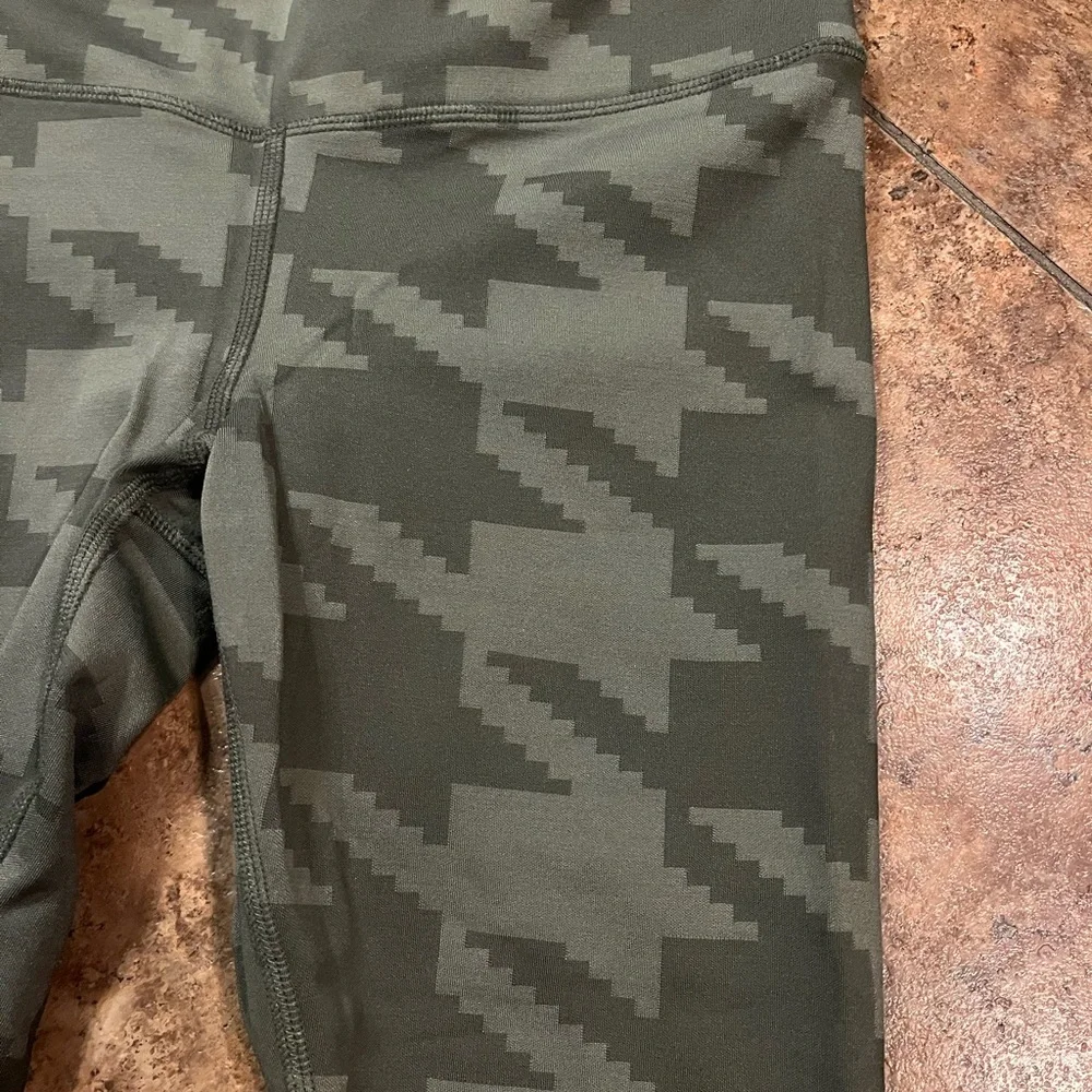 ALO Yoga Houndstooth Capri Leggings‎